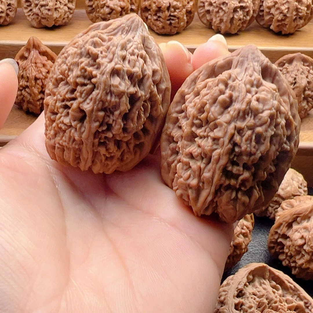 核桃大蒜头手把件