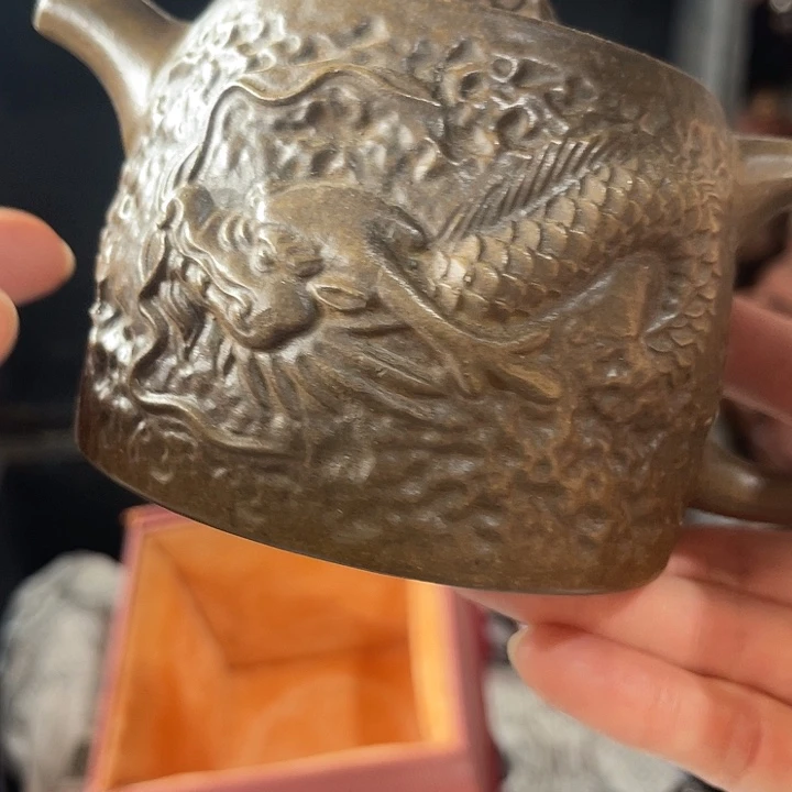 茶壶紫砂原矿泥料手工制作的一把紫砂壶。