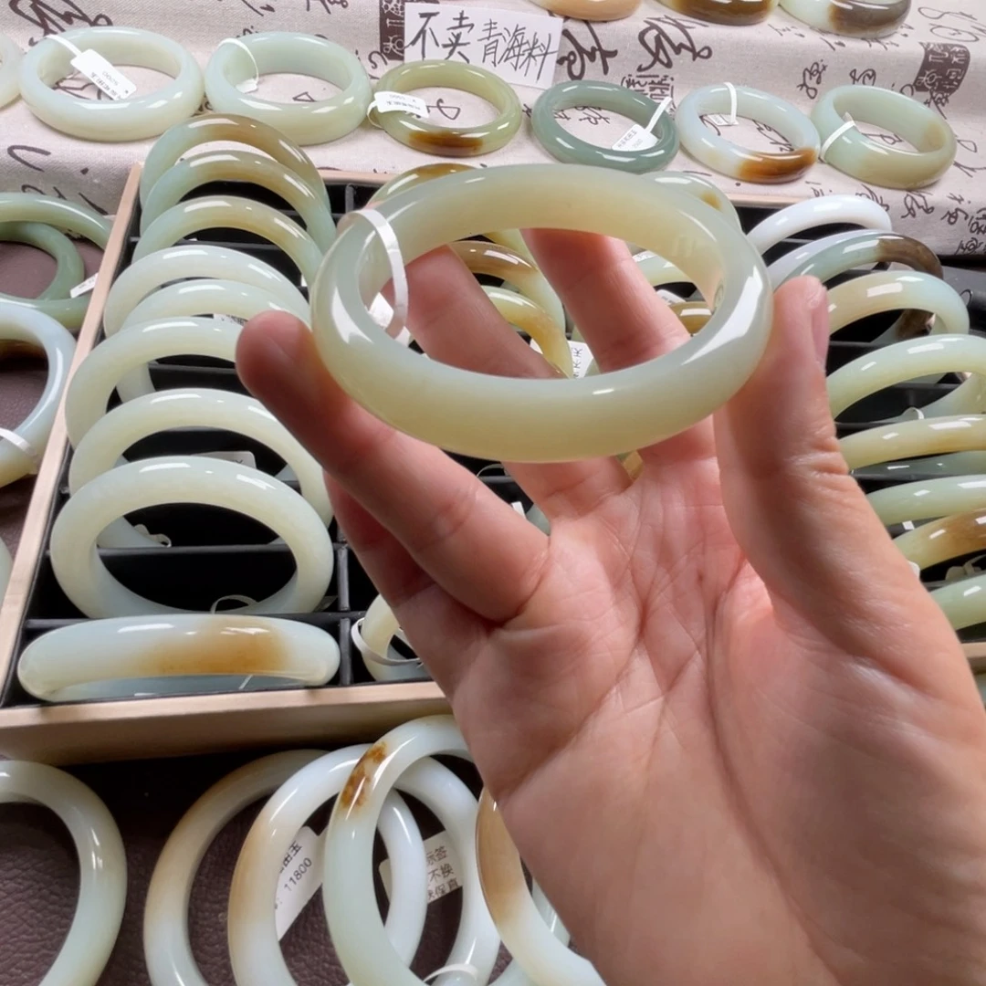 和田玉未镶嵌手镯