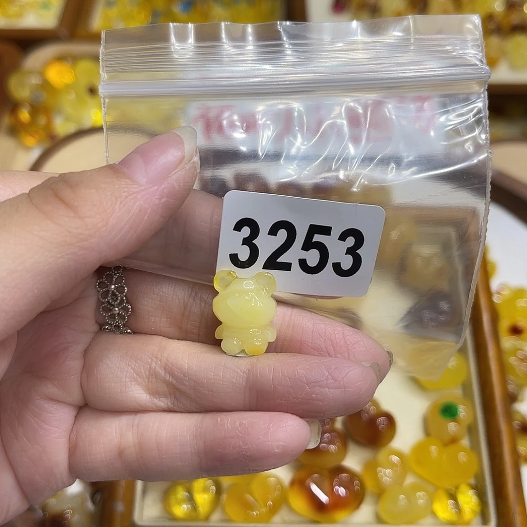 琥珀未镶嵌颈饰蜜蜡