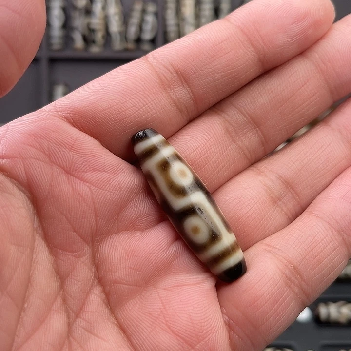 玛瑙/玉髓颈饰未镶嵌积**雄上肯台珠玛瑙条纹