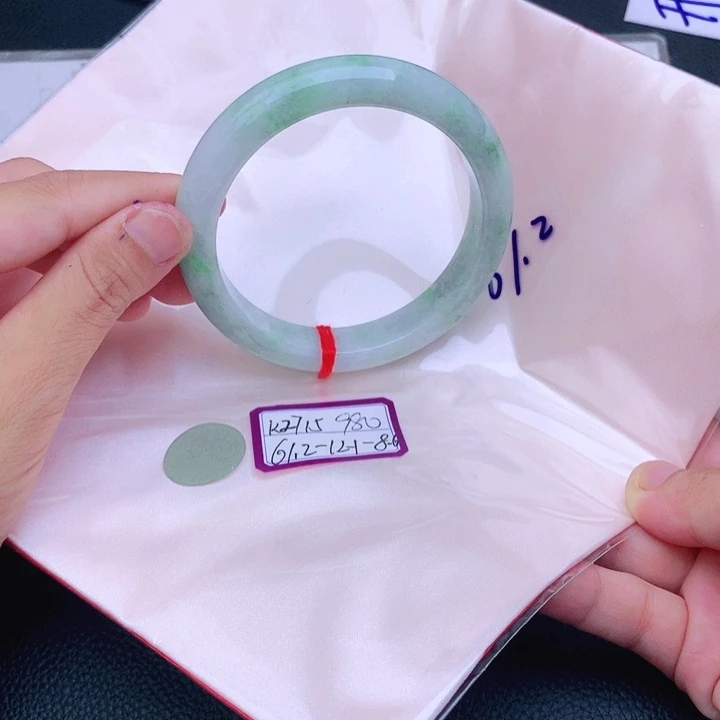 翡翠手镯未镶嵌翡翠