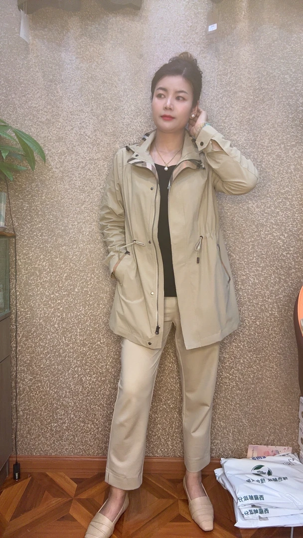 女士防风防雨透汽收腰冲锋衣中长款外套女款秋冬连帽冬季抽绳保暖