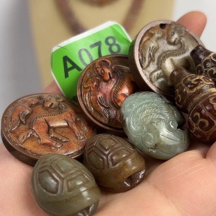 羊***眯和田玉（糖玉）未镶嵌颈饰