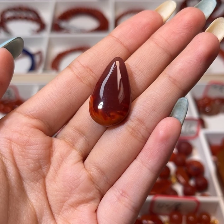 南红玛瑙未镶嵌颈饰牛血红水滴吊坠