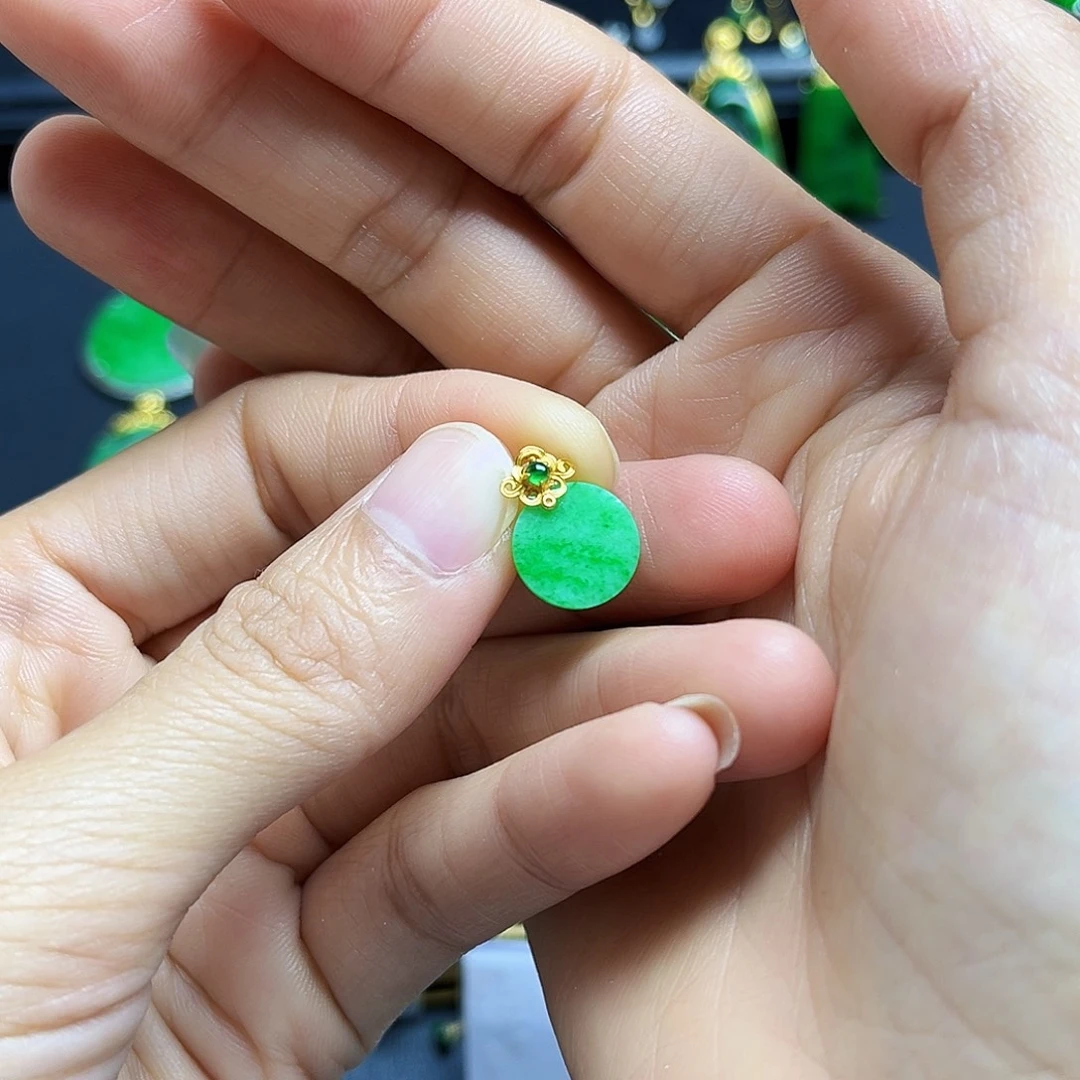 翡翠18K金镶嵌颈饰