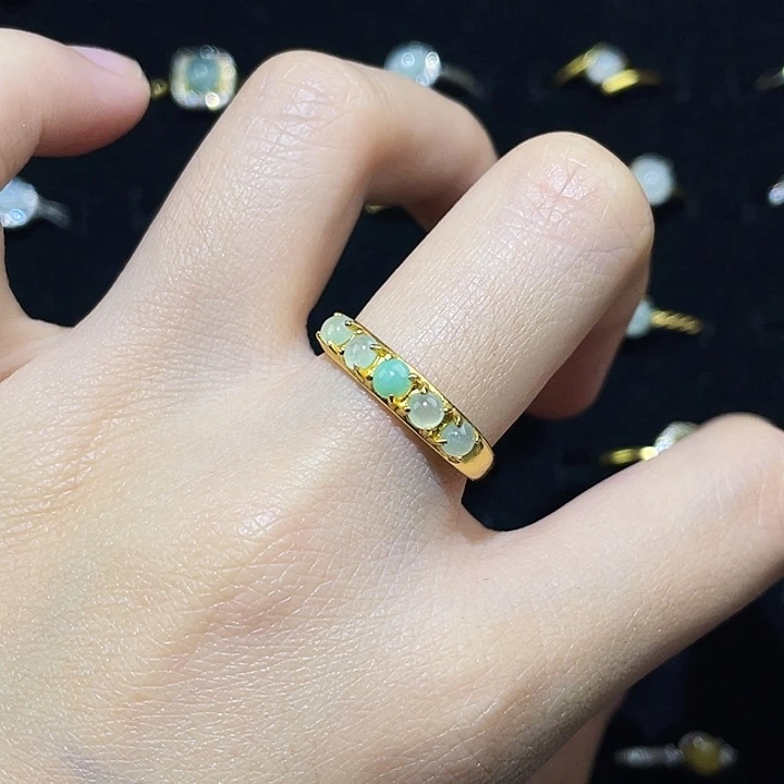 翡翠未镶嵌颈饰戒指