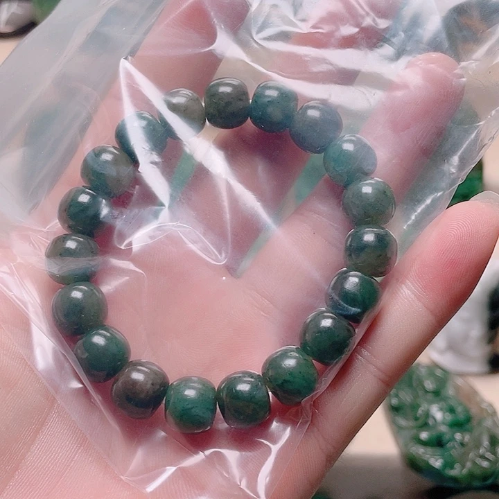 家***方独山玉未镶嵌颈饰