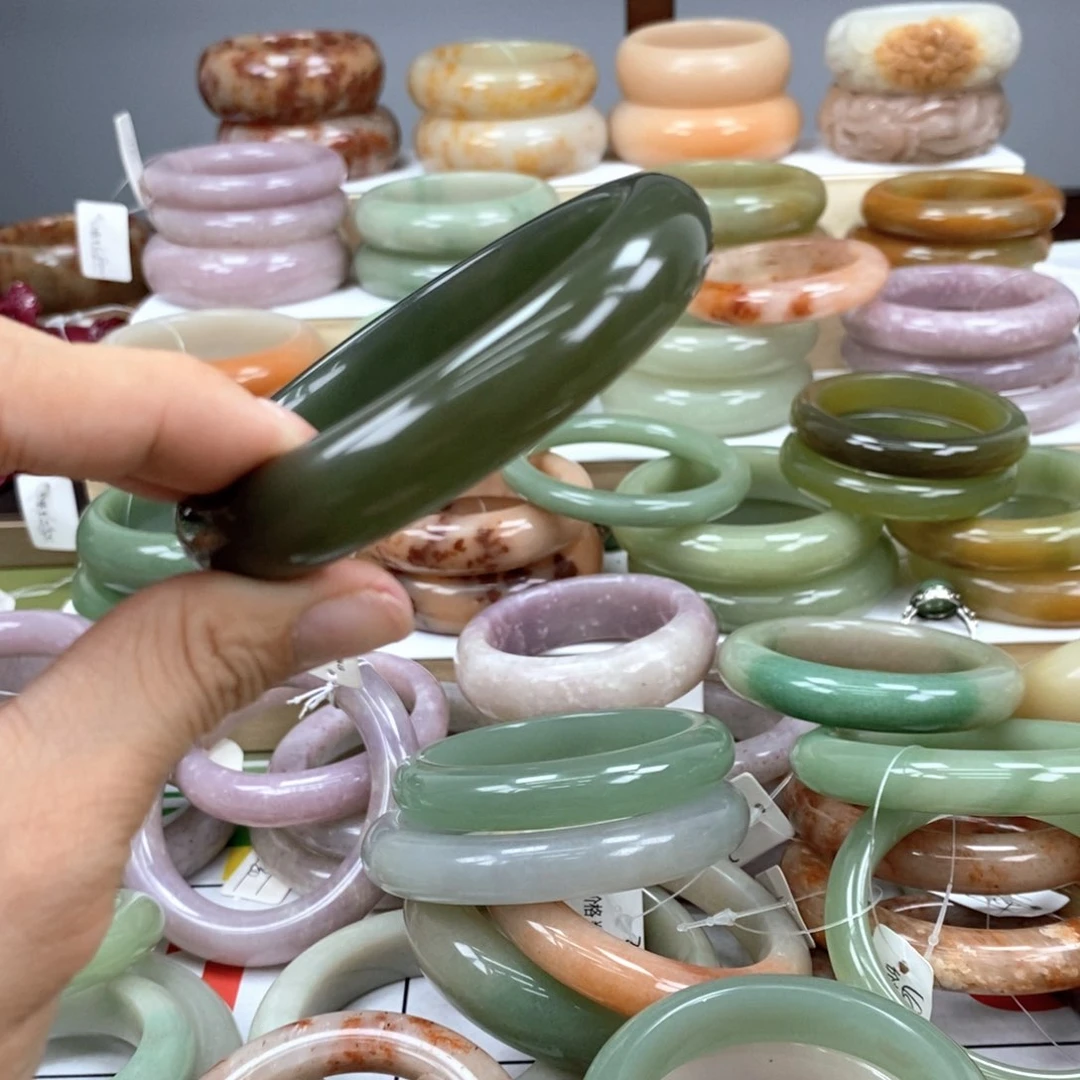 石英质玉手镯未镶嵌哪****?