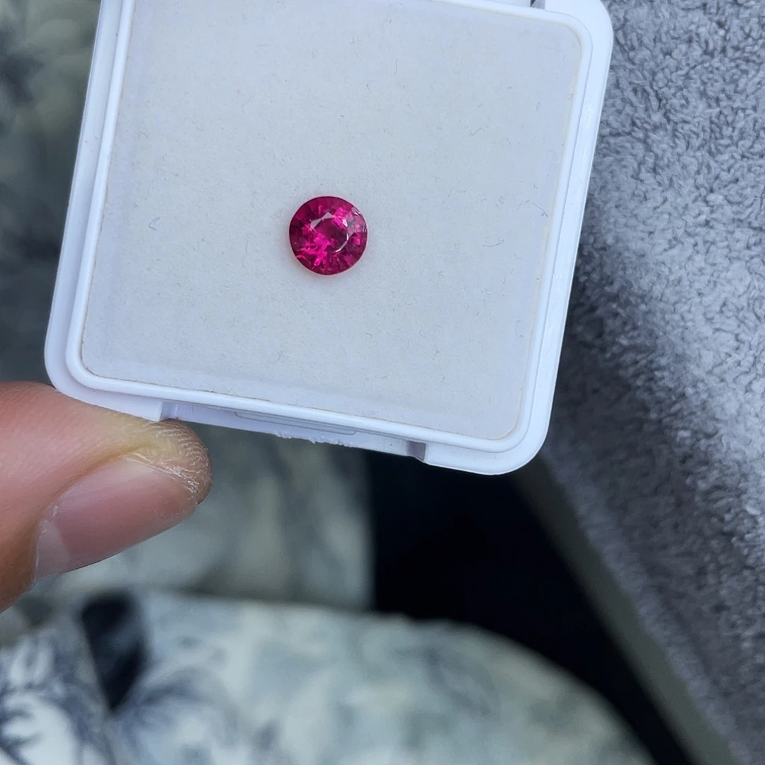 碧玺裸石未镶嵌0.88Ct。