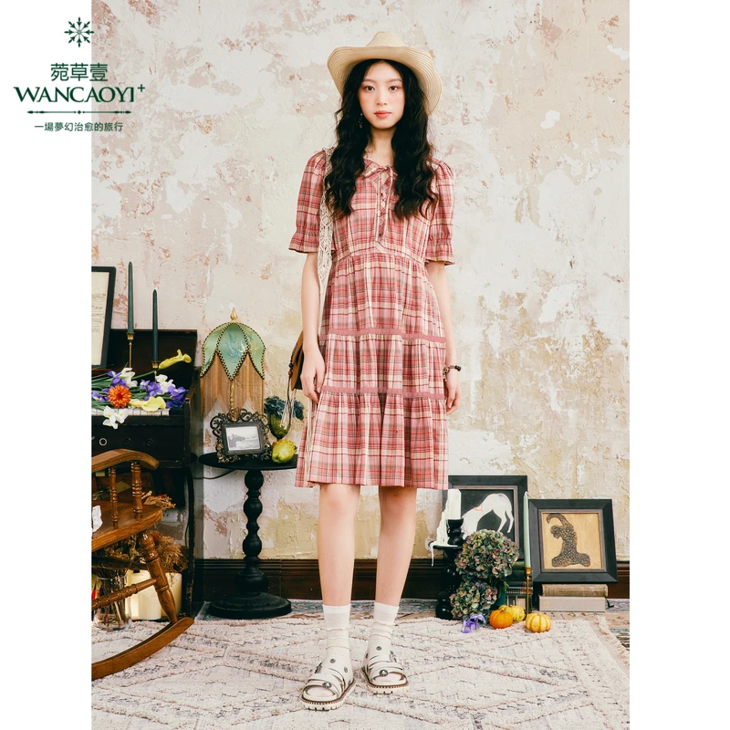 菀壹2025夏季新款复古荷叶边格子短款百搭连衣裙Q37230421