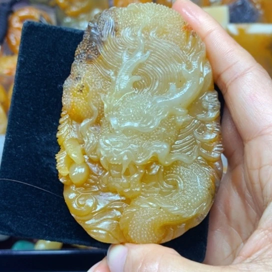 石英质玉（黄龙玉）未镶嵌颈饰