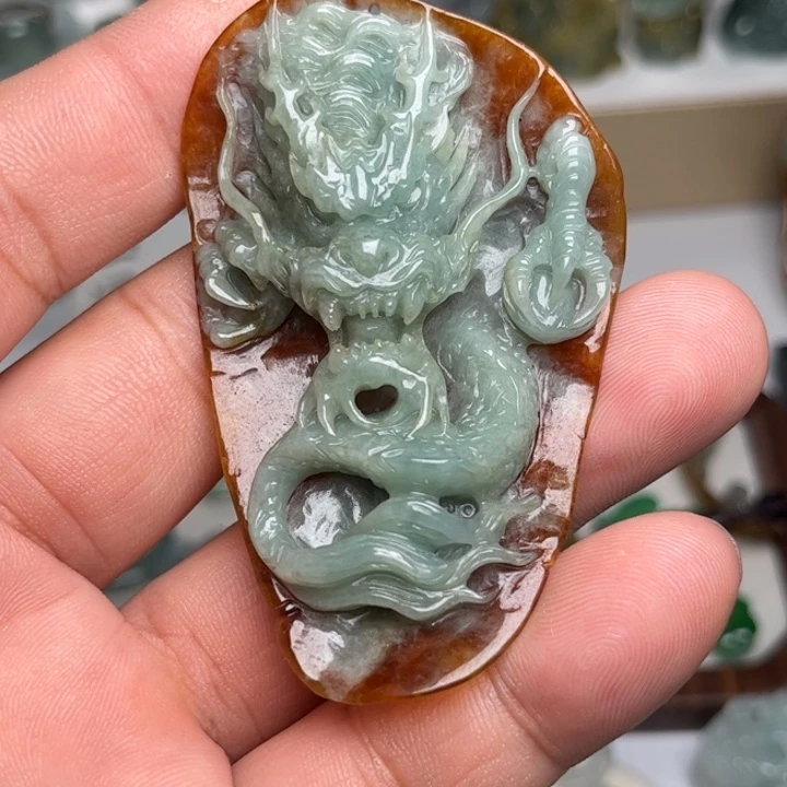 翡翠未镶嵌颈饰龙