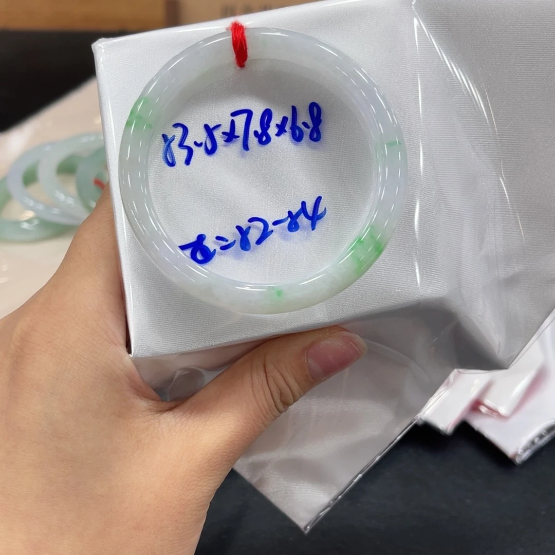 翡翠手镯未镶嵌翡翠