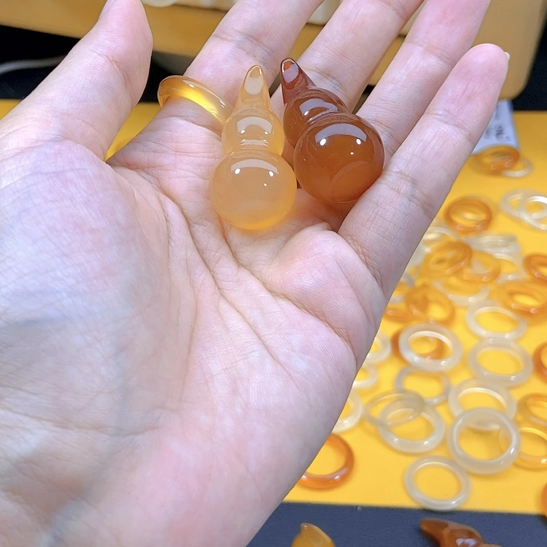 狗***塞玛瑙/玉髓未镶嵌颈饰