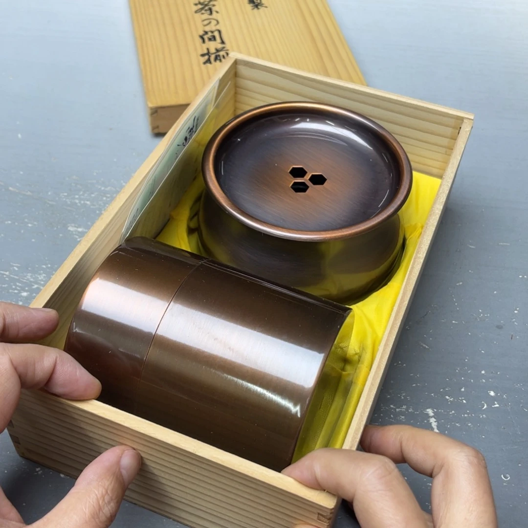 瓷片密密麻麻地铺满一