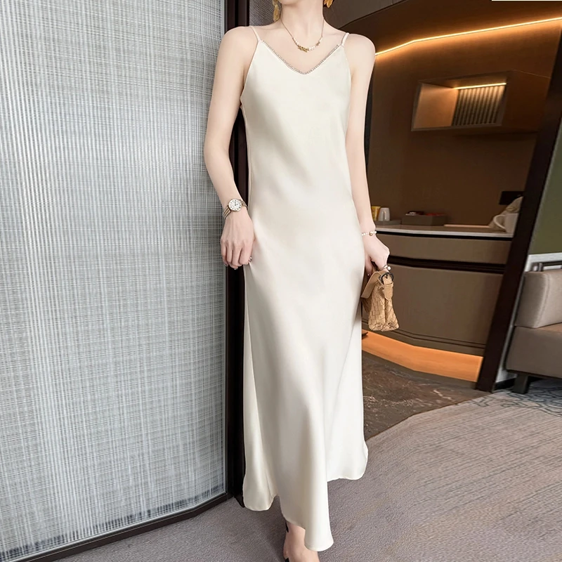 珍珠钻条吊带长裙夏季女士时尚V领单吊带连衣裙纯色顺滑缎面A字裙