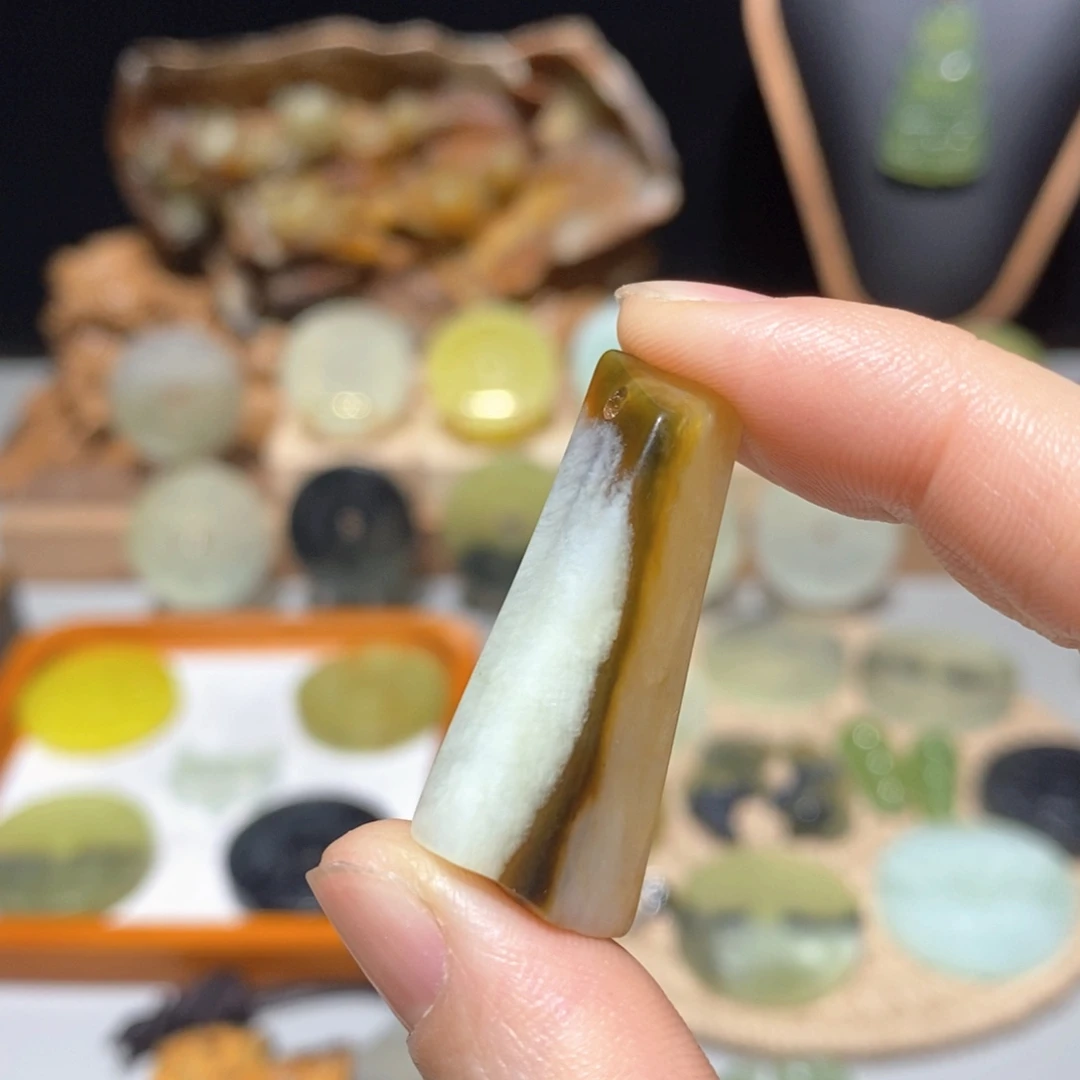 岫玉未镶嵌颈饰颈饰9