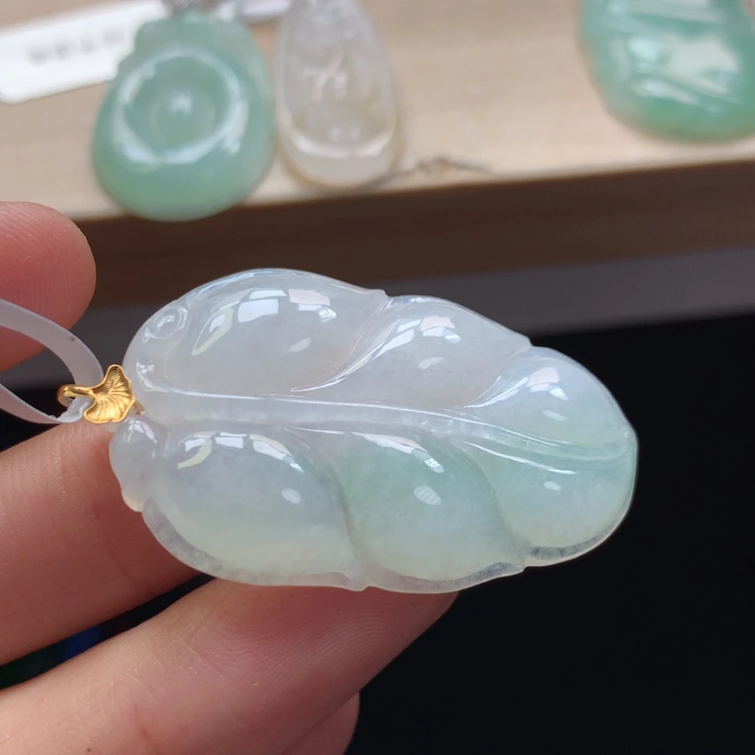 颈饰18K金镶嵌翡翠吊坠