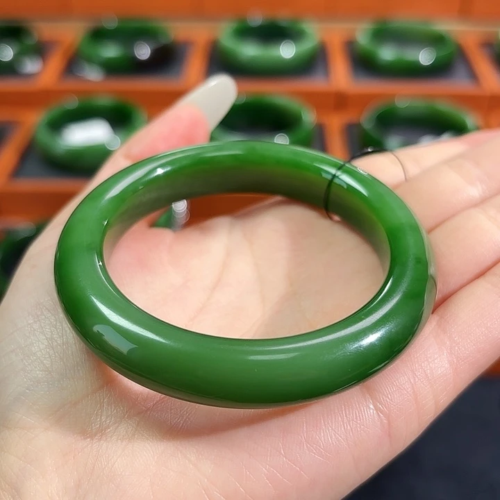 和田玉（碧玉）未镶嵌手镯色匀 辣阳绿