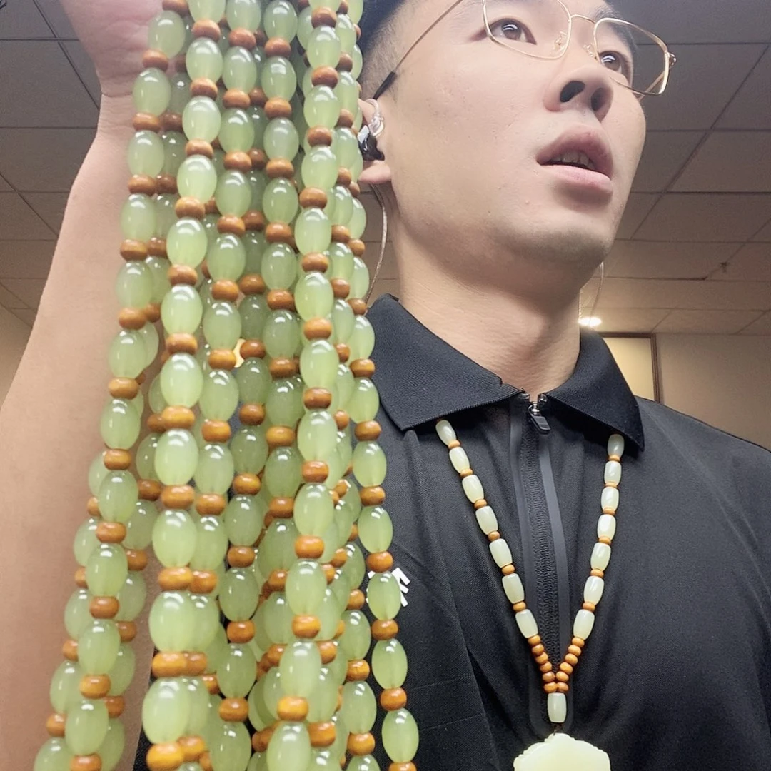 吴***娟和田玉未镶嵌手链