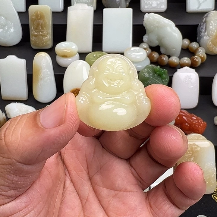 东***红和田玉未镶嵌颈饰