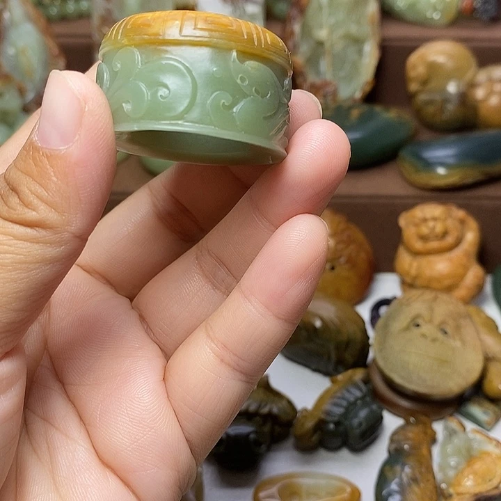 拔***）颈饰未镶嵌岫岩河磨玉（透闪石质玉）