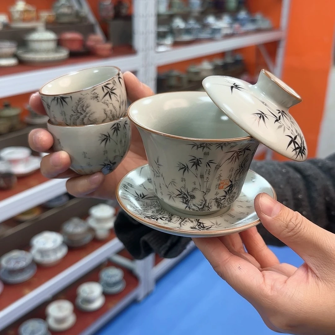 他在这里我很担心她知道