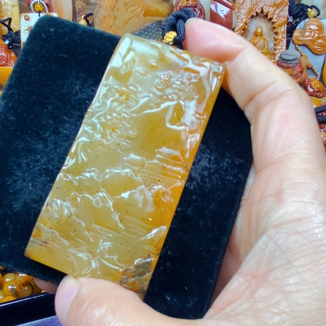 未镶嵌石英质玉（黄龙玉）颈饰