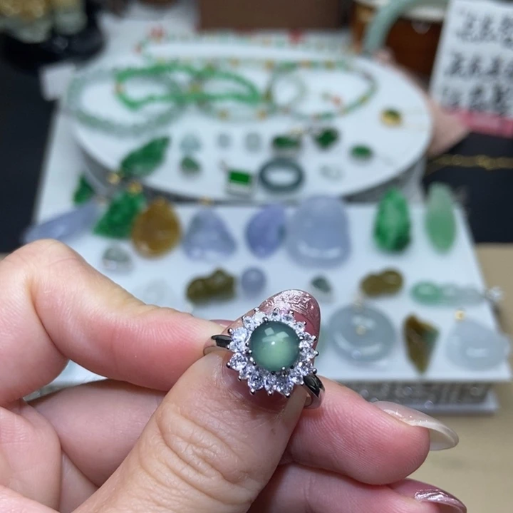 颈饰未镶嵌翡翠戒指