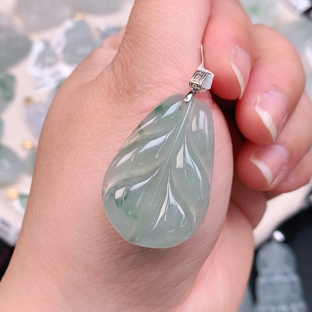 翡翠颈饰18K金镶嵌飘绿芭蕉叶33*21*4.6