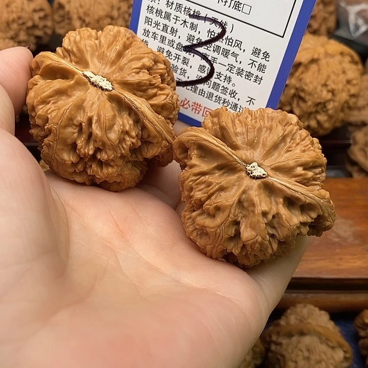 刘***）桃核吊坠粗筋狮子头49