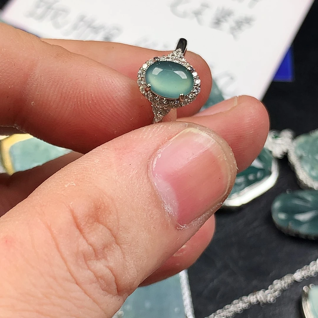 翡翠未镶嵌颈饰戒指