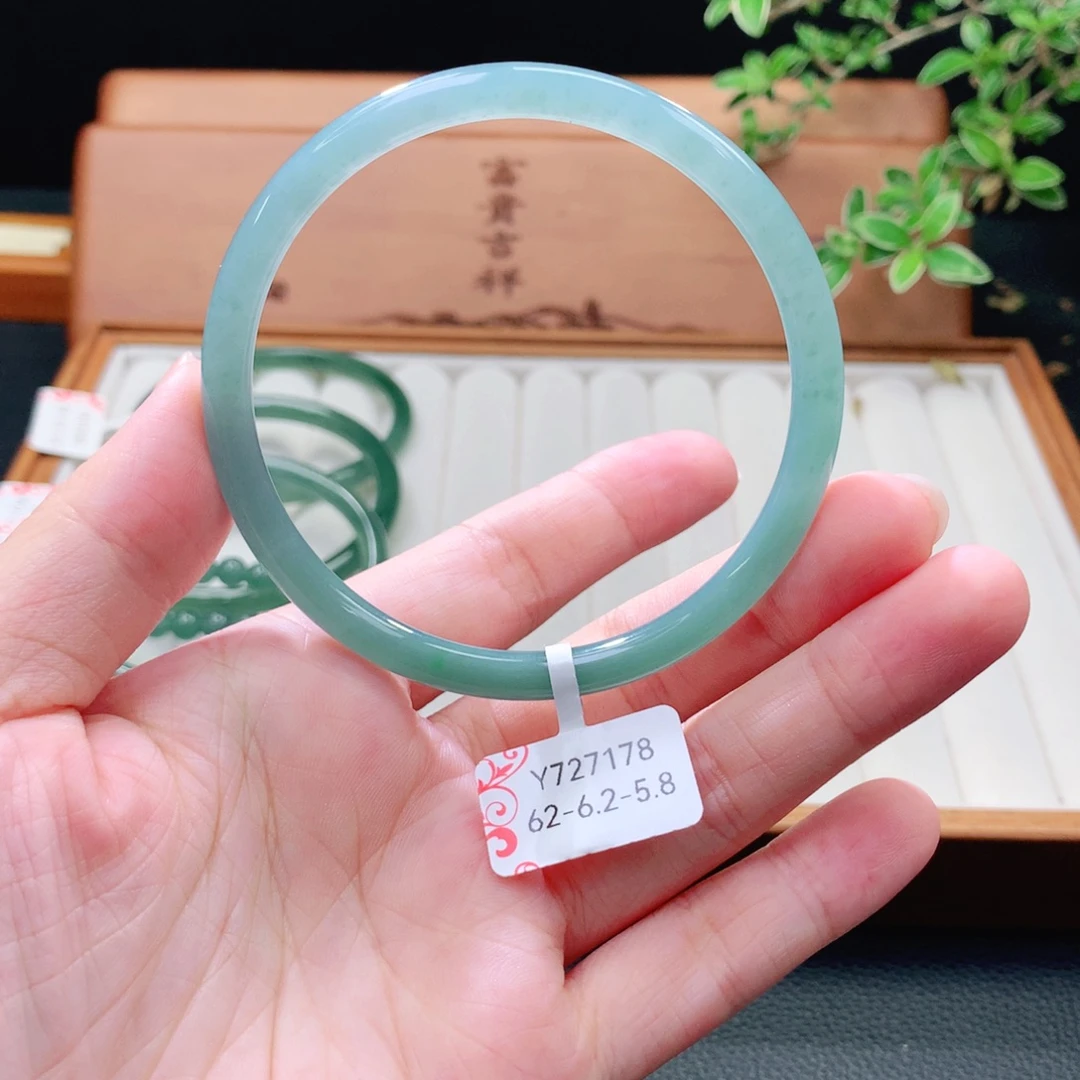 翡翠未镶嵌手镯（圆镯）