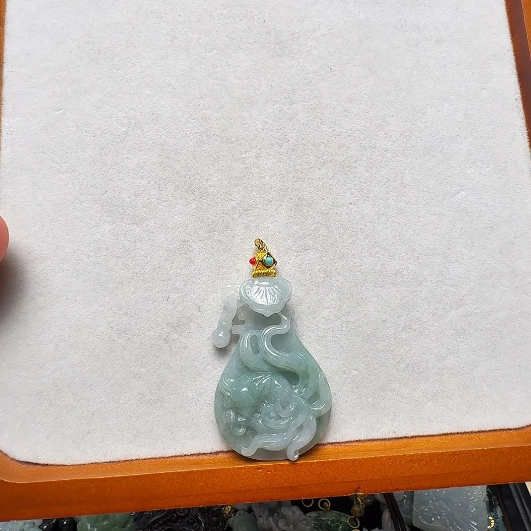 翡翠未镶嵌吊坠(赠链)