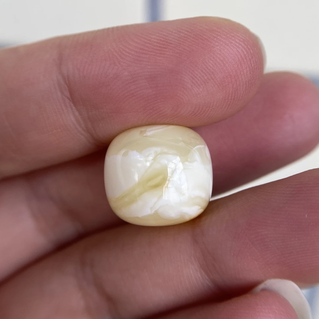 蜜蜡奶黄白蜡微沁老型配饰14.3×13.3mm,无优化保天然