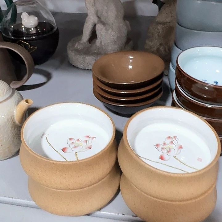 主人杯一个，瓷。。品茗