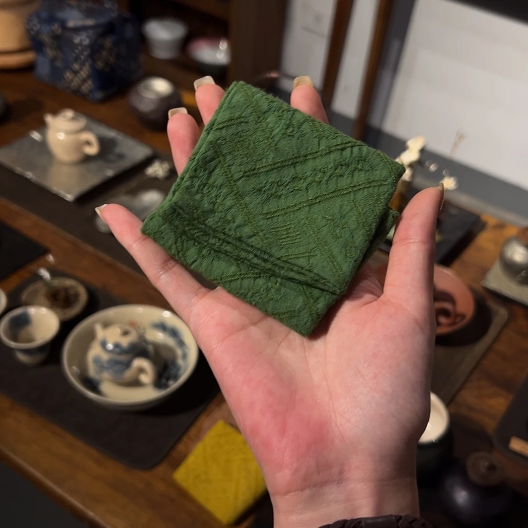 瓷片陶瓷。        陶瓷。