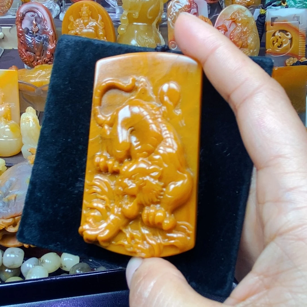 石英质玉（黄龙玉）未镶嵌颈饰