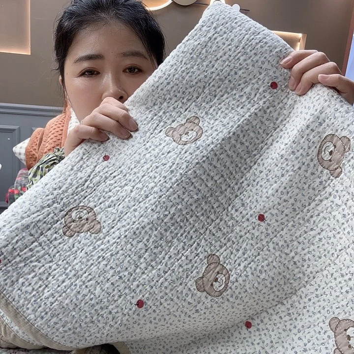 棉90×2米，单个床盖字母小熊