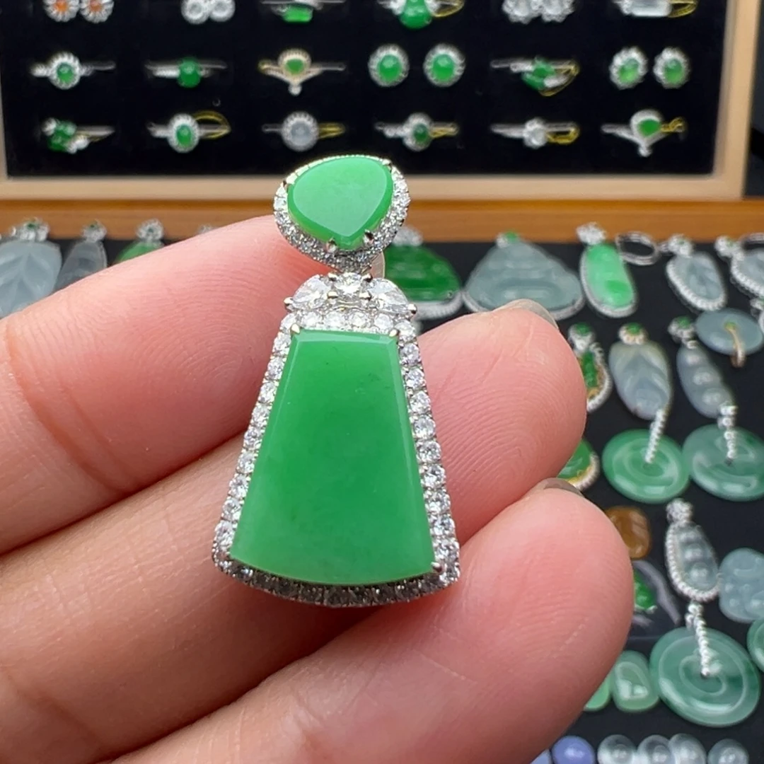 翡翠18K金镶嵌颈饰牌