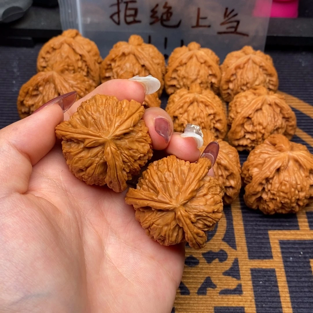 杜***滕文玩核桃吊坠白狮子