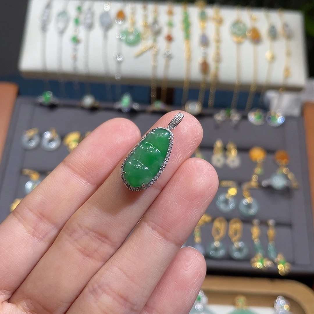 翡翠颈饰18K金镶嵌尼****蛋绿豆