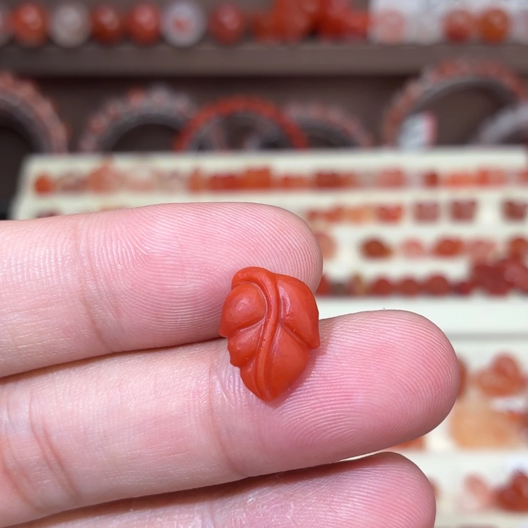 南红玛瑙未镶嵌川料玉兰花1