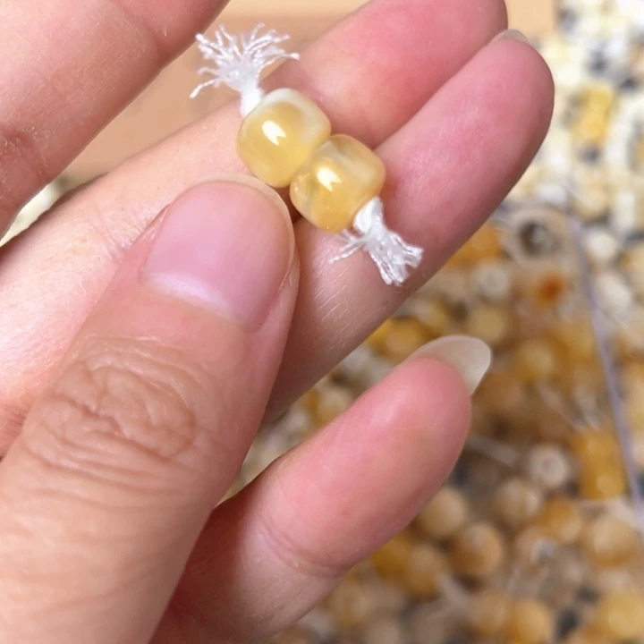 蜜蜡未镶嵌裸石8.5mm一对