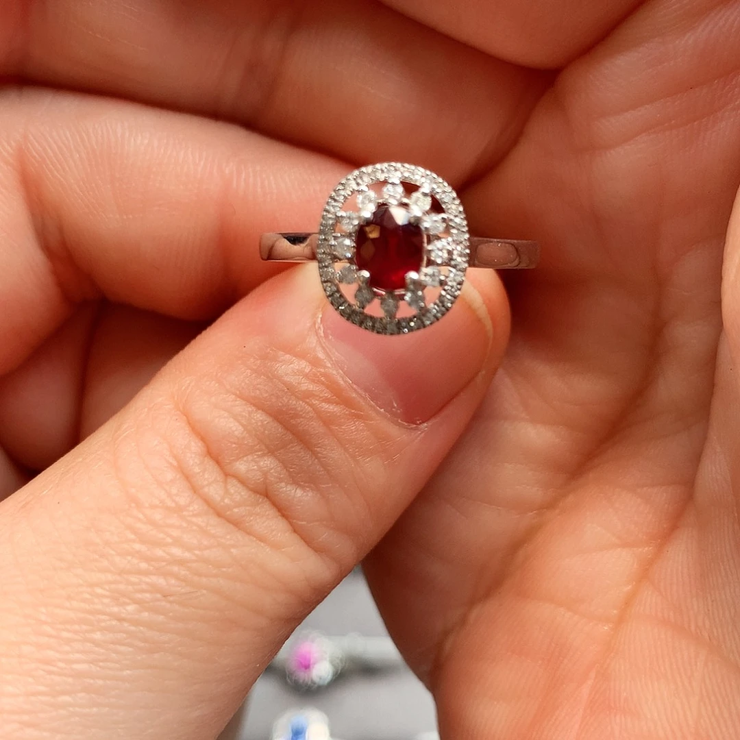 18K金镶嵌戒指红宝石