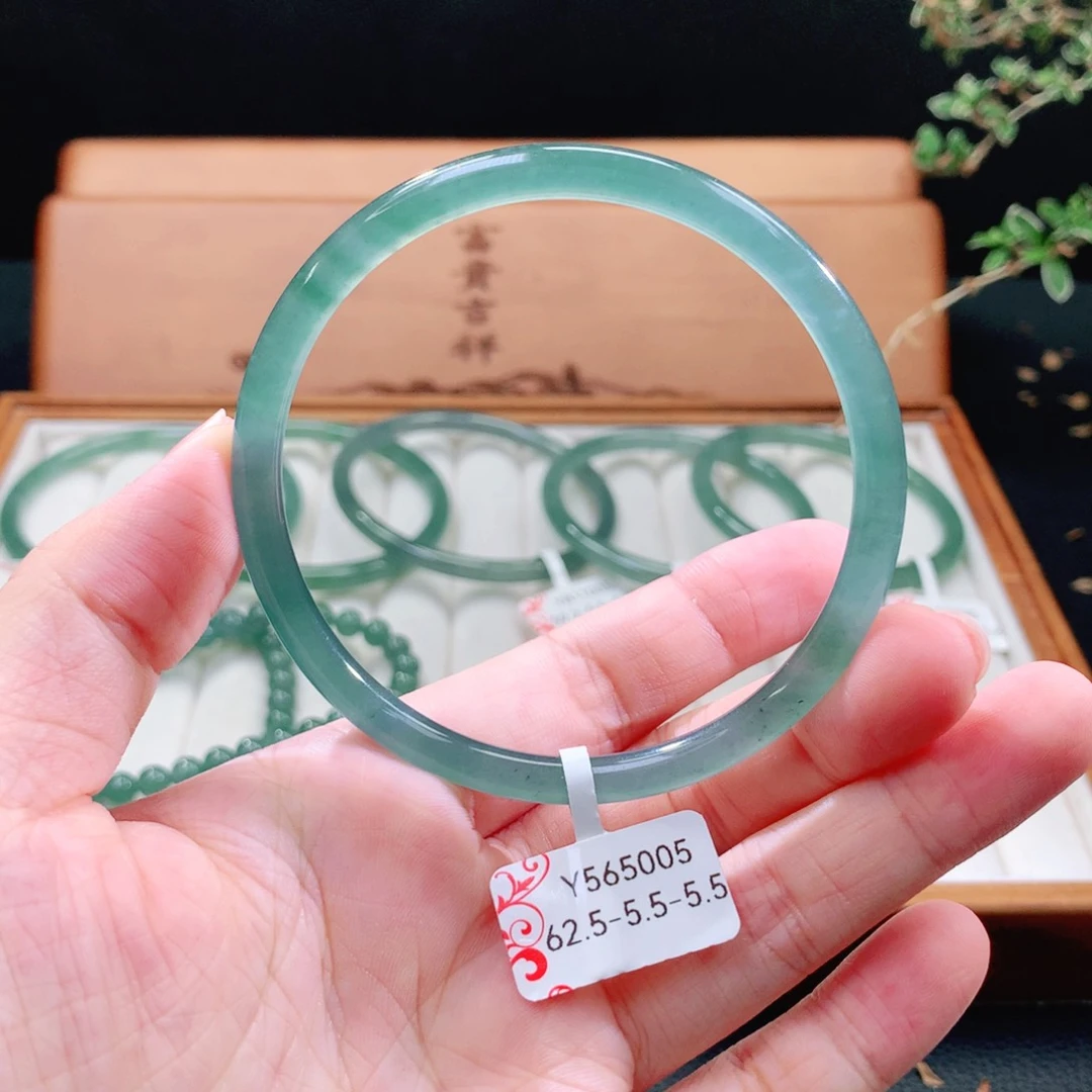 翡翠手镯（圆镯）未镶嵌