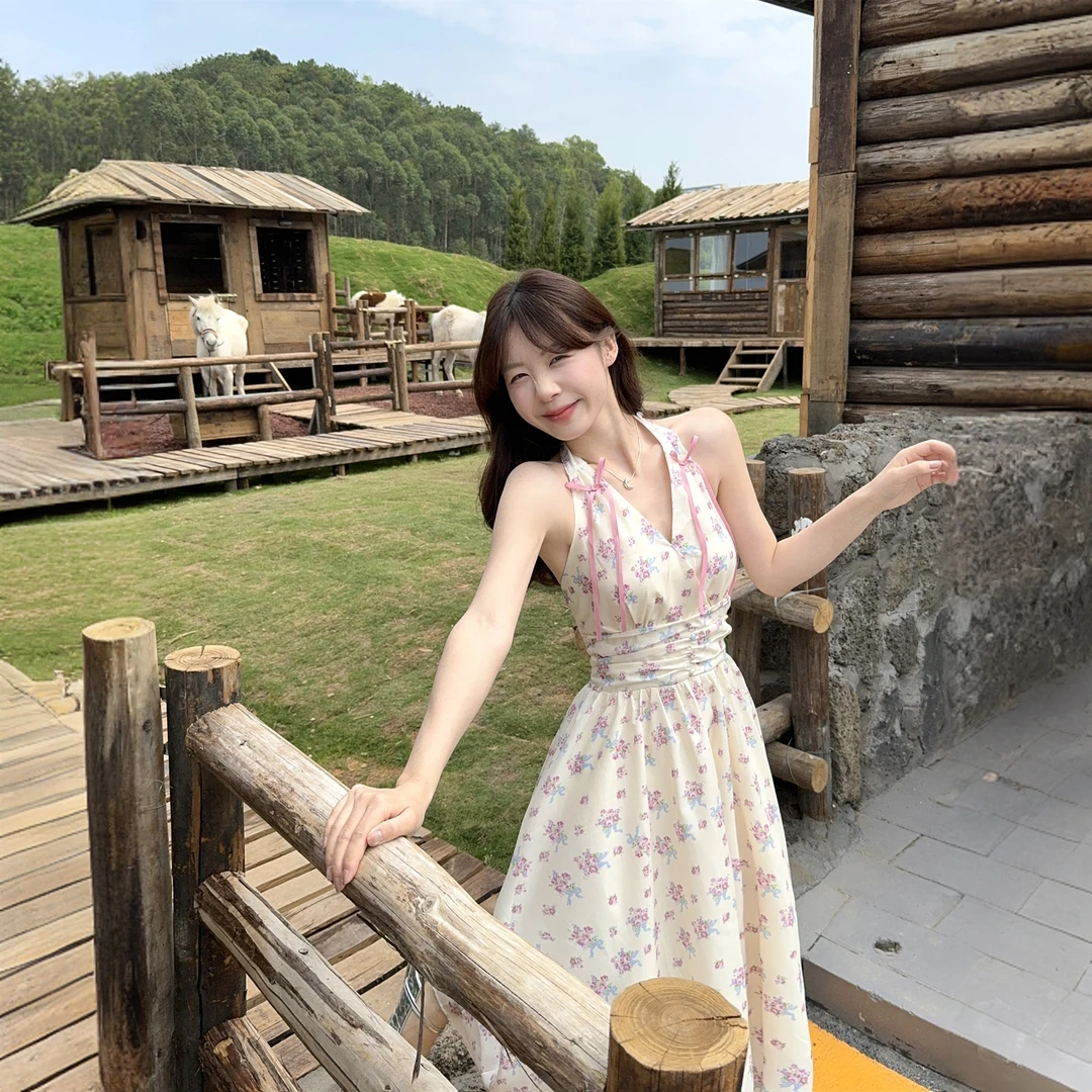 温柔度假风设计感蝴蝶结露背碎花挂脖连衣裙