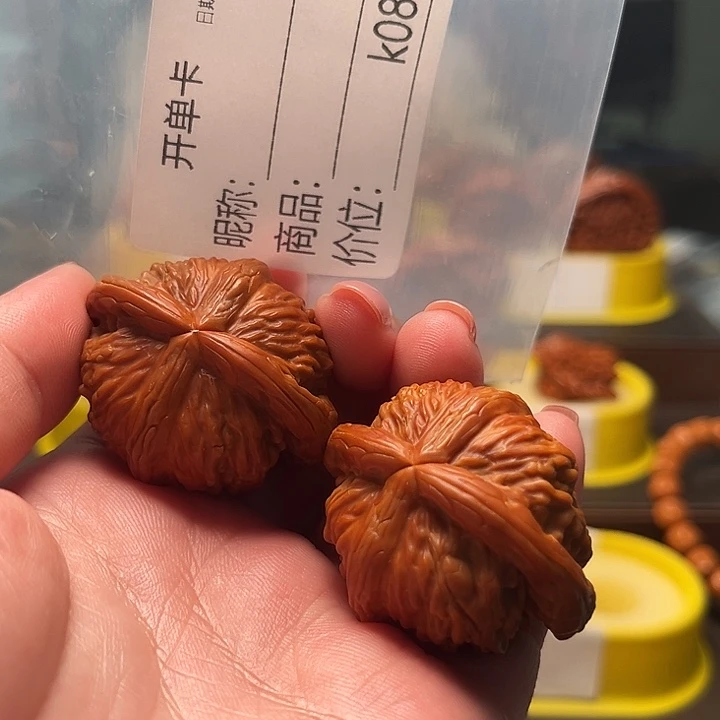 一***朵文玩核桃吊坠白狮子四棱