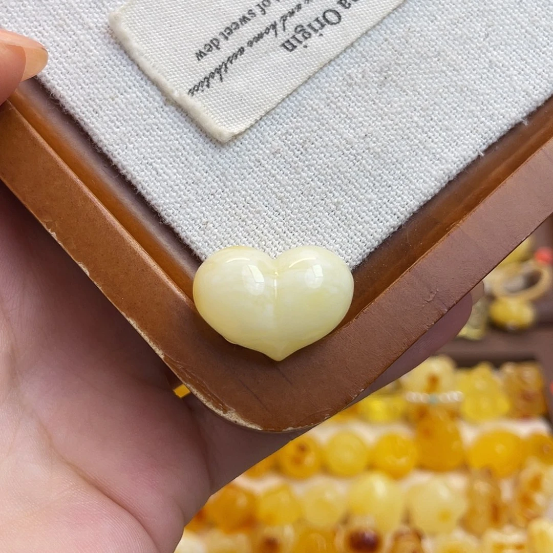 裸石琥珀未镶嵌屁桃